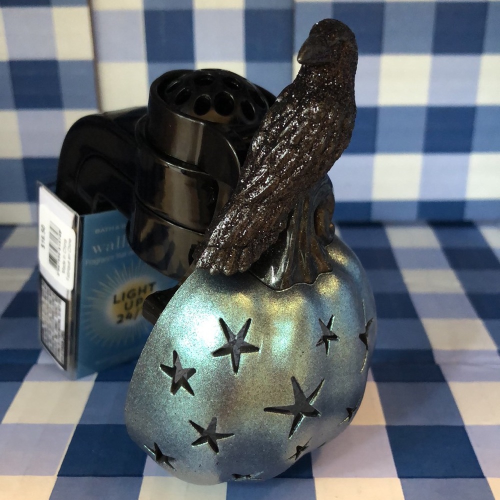 RETIRED Bath & Bodywork’s Black Crow Pumpkin Wallflower Plug In 2022 Collection - Picture 3 of 7
